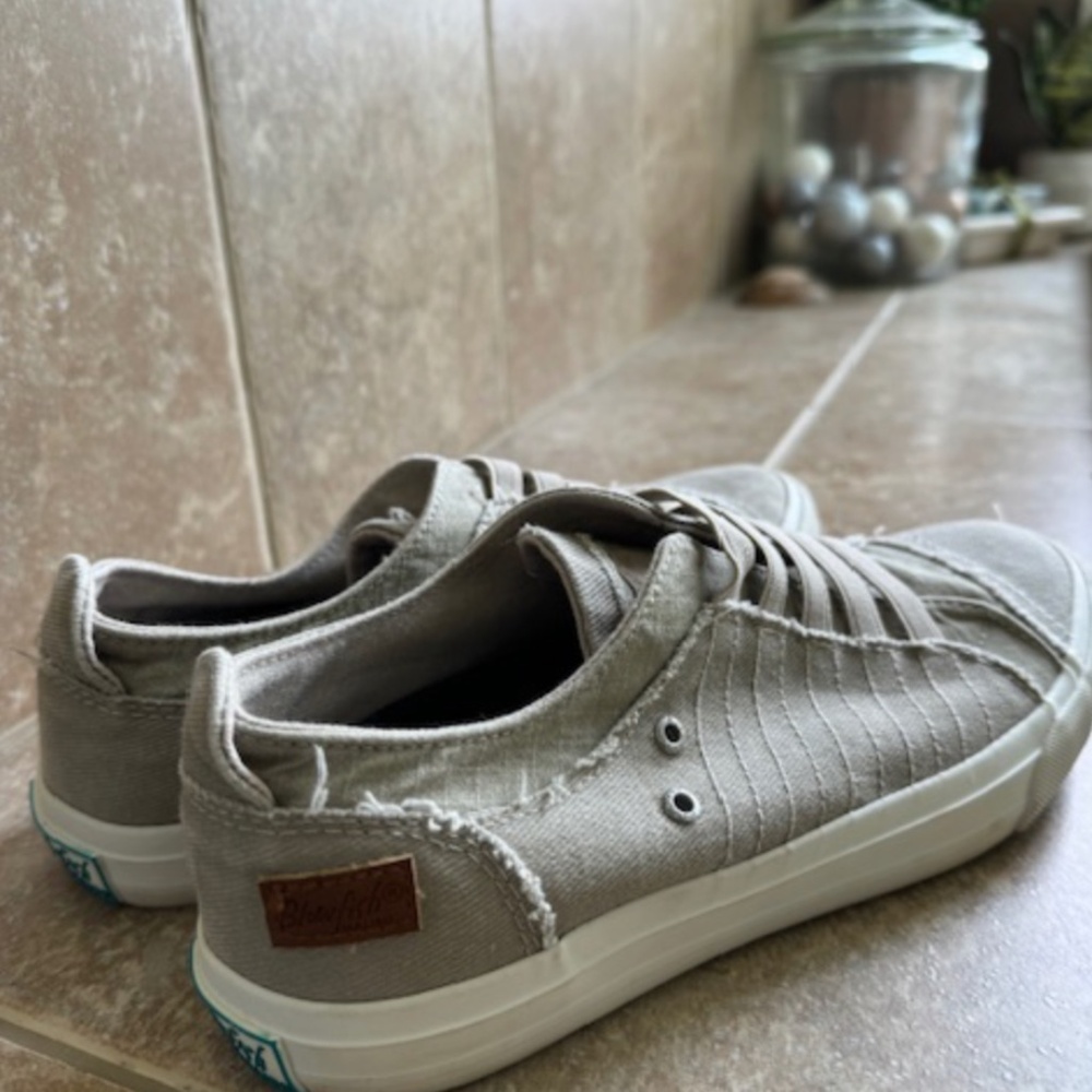 Blowfish Malibu sneaker. 7.5 NWOT. Taupe.